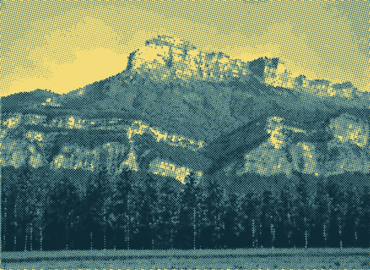 La Dent de Crolles au-dessus d’une rangée de peupliers du Grésivaudan, tramée en bleu minéral et nuit sur fond jaune paille.